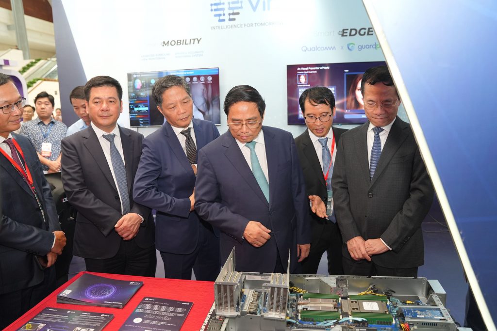 CEO VinAI Introduce Smart Edge Product to Prime Minister and Ministers